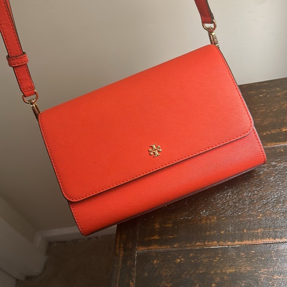Dark orange tory burch bag use once. Is the medium crossbody adjustable straps. - Picture 3 of 4